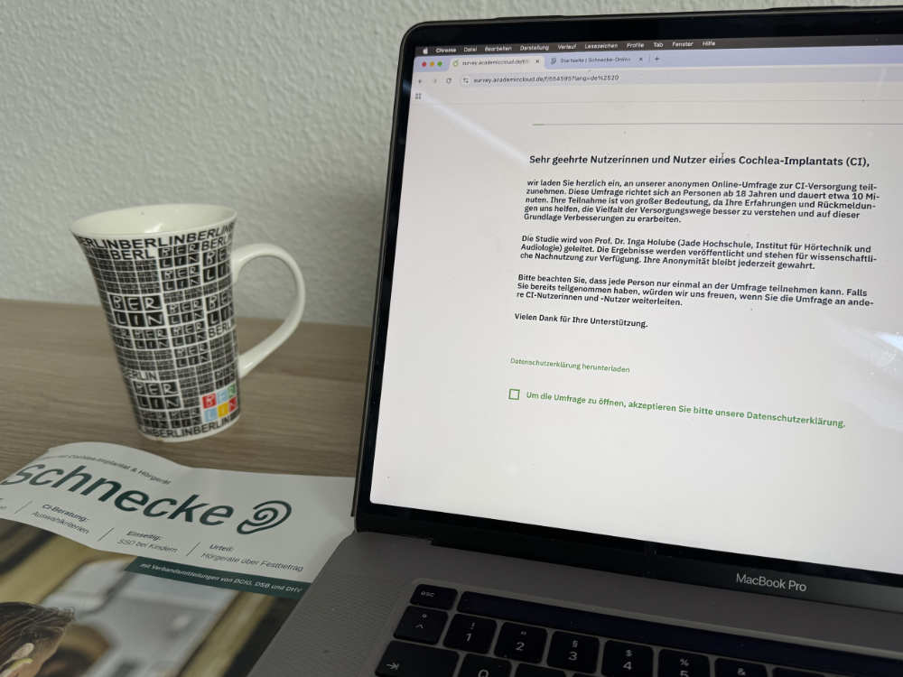 Computer mit Startbildschirm einer Umfrage